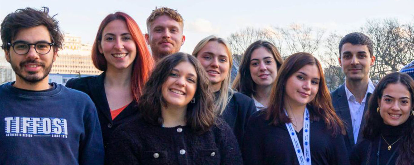 Groupe de stagiaires souriant