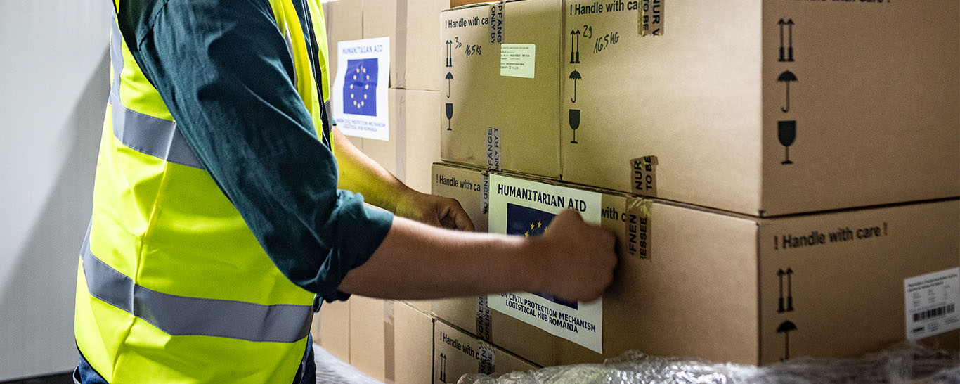 Cartons aide humanitaire et personne