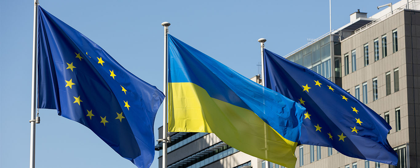 Drapeau ukrainien encadré de deux drapeaux européens