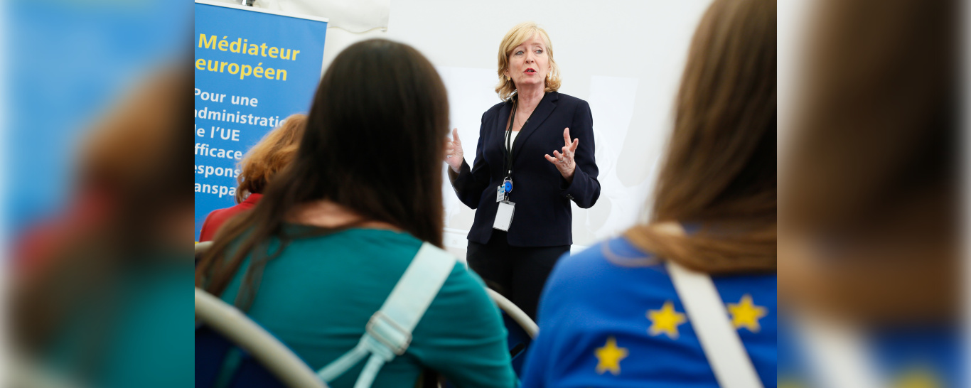 Médiatrice européenne en train de parler devant des étudiants